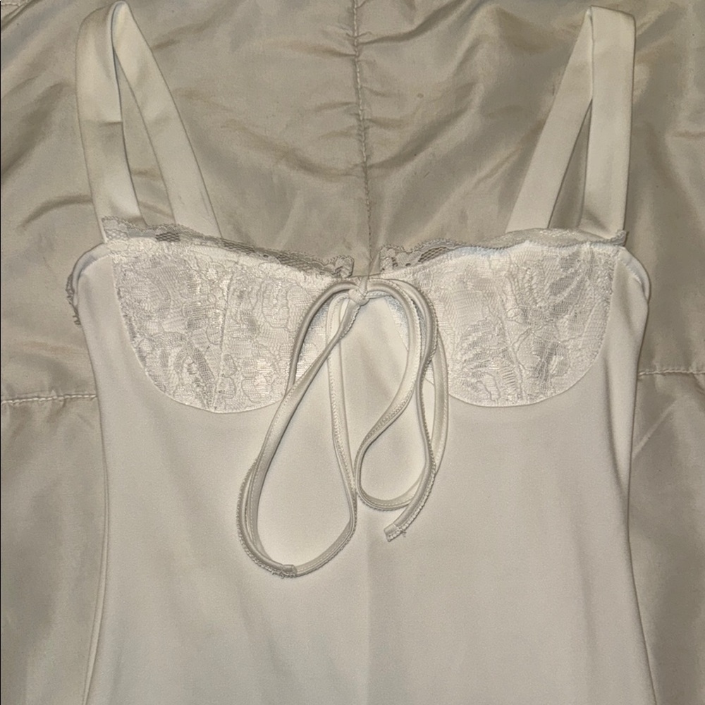 Beautiful lace white dress, fits like a glove.